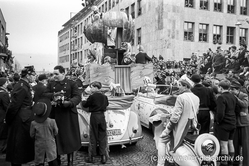 Festwagen des Bauern im Rosenmontagszug 1951
