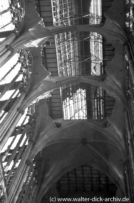 Zerstörtes Dach des Kölner Doms 1946