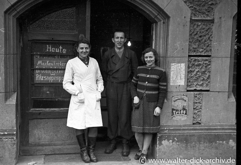 Belegschaft eines Lebensmittelladens 1947