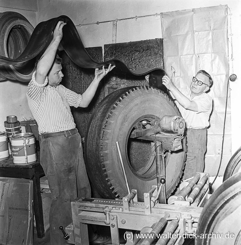 WDA2097-3-009 Reifenerneuerung 1963 in Düsseldorf