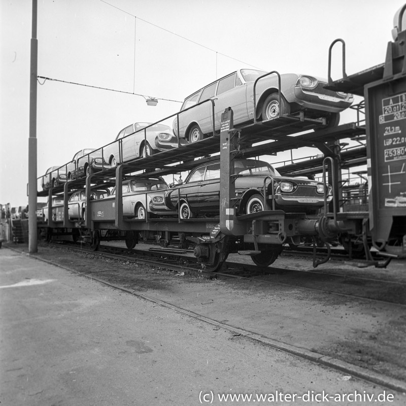 Autoverladung auf die Eisenbahn bei Ford in Köln