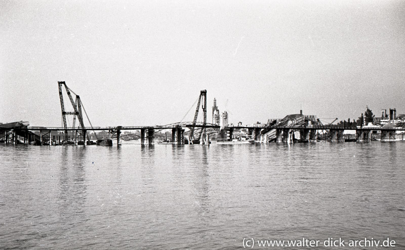 Trümmerräumung der Hängebrücke