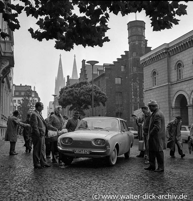 Ford Taunus 17 M - bestaunt vor historischer Kulisse