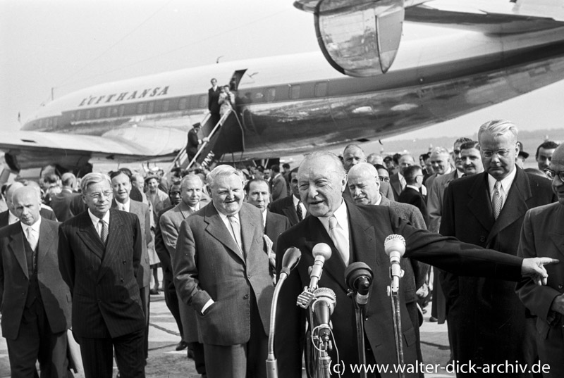 Konrad Adenauer vor den Mikrofonen