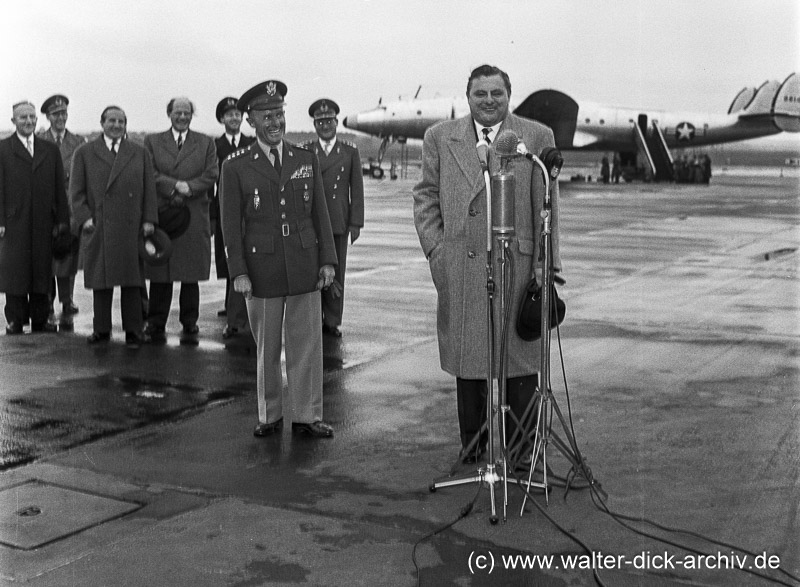 Franz Josef Strauss verabschiedet US General Gruenther 1956