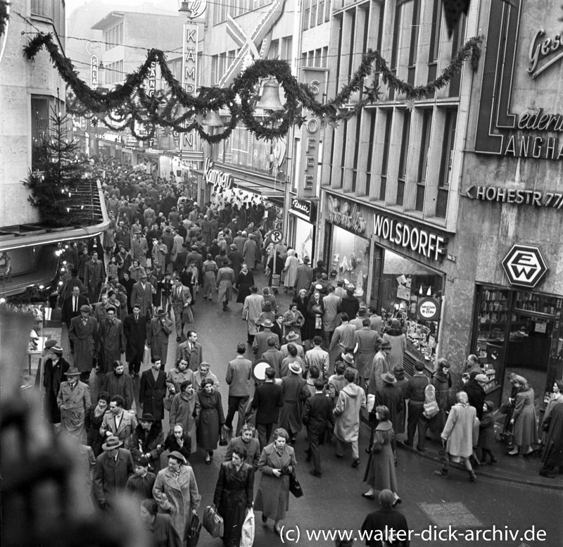 Weihnachtstrubel auf der Hohe Straße 1962