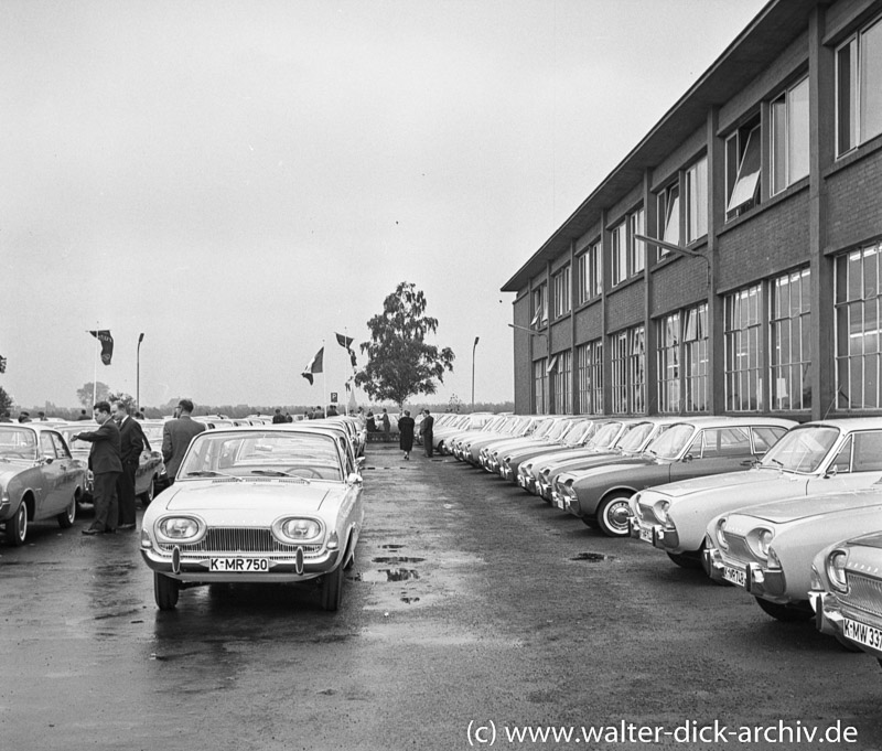 Präsentation des neuen Taunus 17 M vor den Kölner Ford Werken