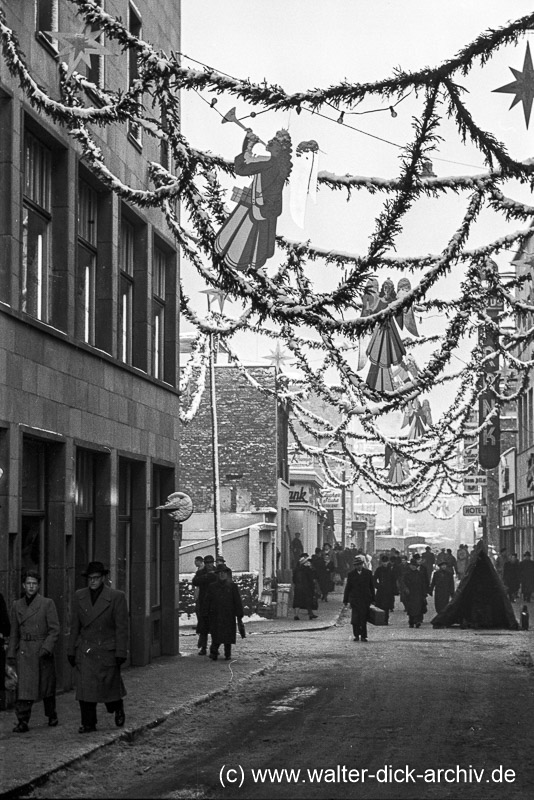 Weihnachtsschmuck auf der Schildergasse 1950