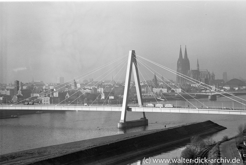 Die neue  Brücke als Bestandteil des Kölner Panoramas 1959