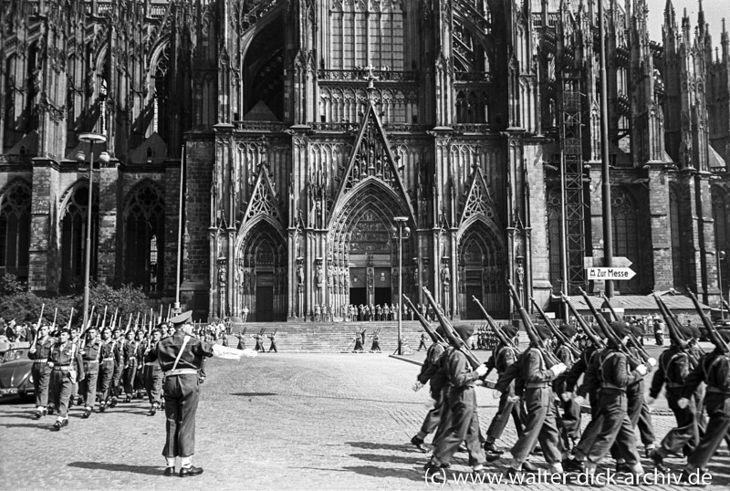 Belgische Truppen vor dem Kölner Dom