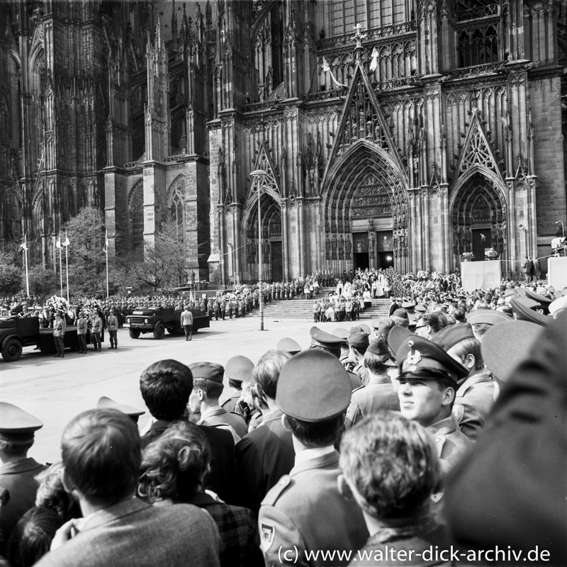 Abfahrt des Trauerzuges Beerdigung Konrad Adenauers 1967