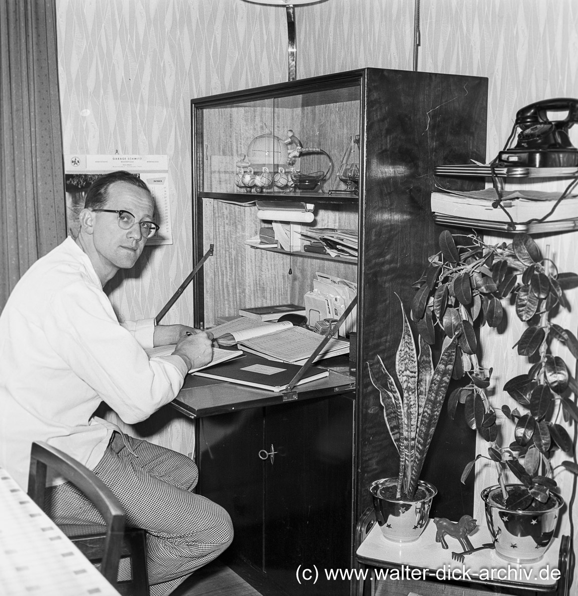 Der Bäckermeister an seinem Büro 1963