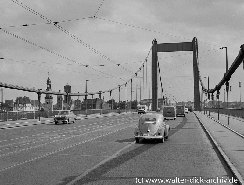 Auf der Mülheimer Brücke 1955