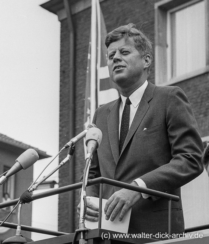 J.F. Kennedy hält eine Rede vor dem Kölner Rathaus 1963