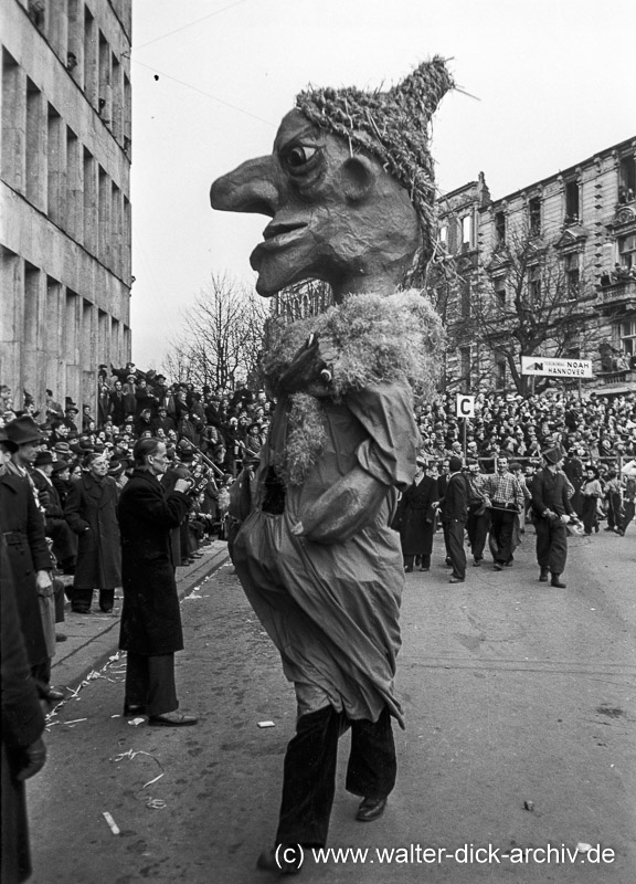 Großfigur im Rosenmontagszug 1951