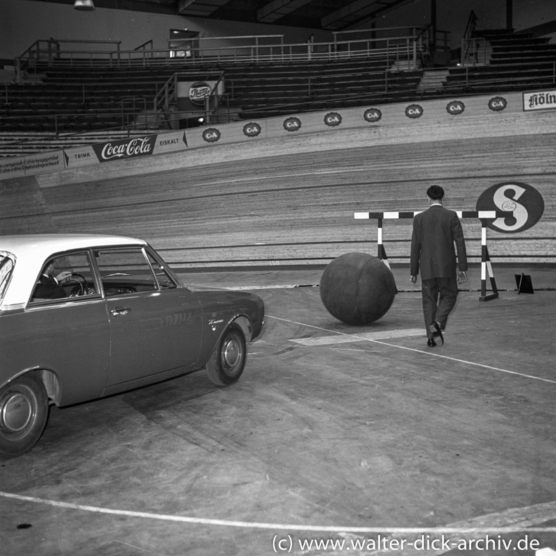 "Autoball" mit dem neuen Taunus 17 M (P 3) in der Kölner Sporthalle 1960