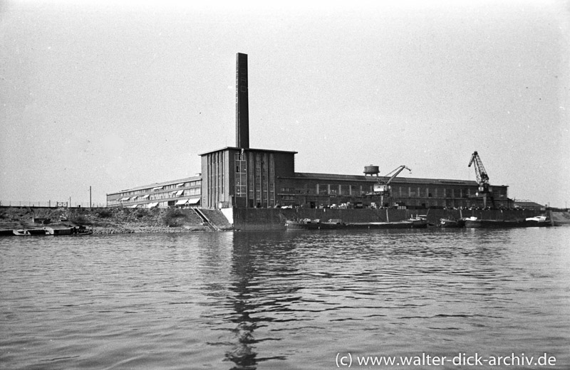 Ansicht der Kölner Ford-Werke vom Rhein aus gesehen