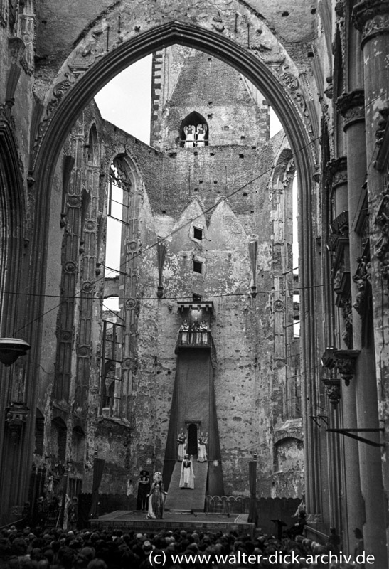 Theateraufführung in der Kölner Kirche St. Alban