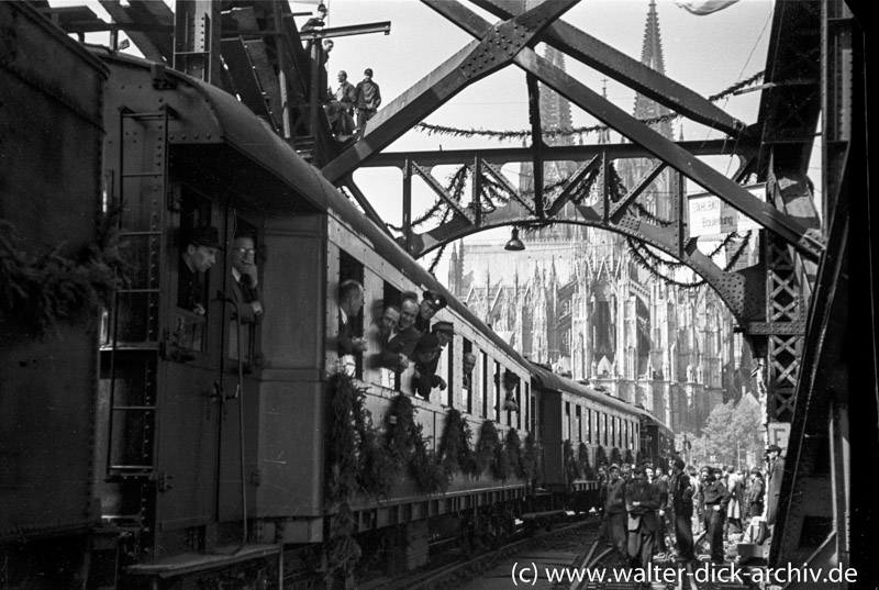 Der erste Zug über die neu eröffnete Hohenzollernbrücke