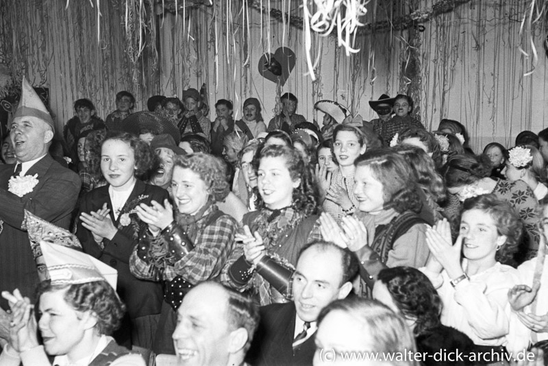Fröhliche Zuschauer bei einer Schulsitzung 1951