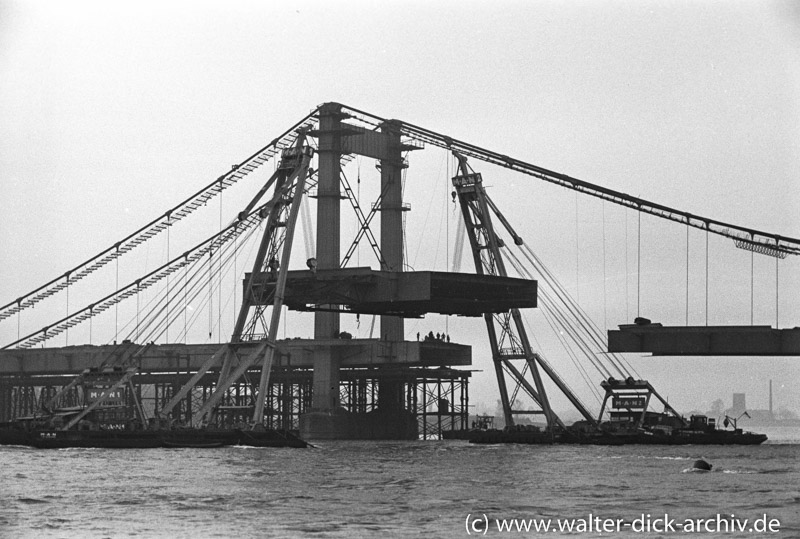 Einhängen eines Brückenteils der Mülheimer Brücke