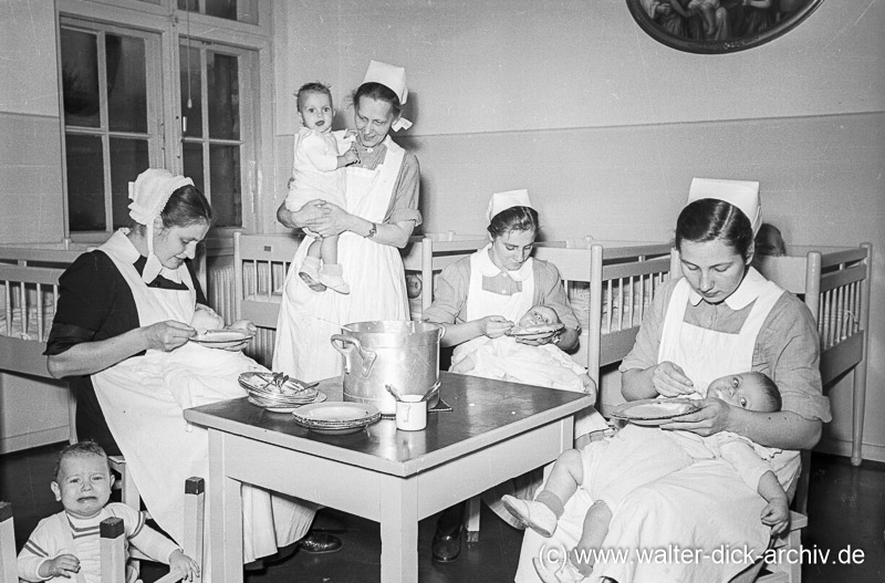 Kinderspeisung in einem Kindergarten 1949