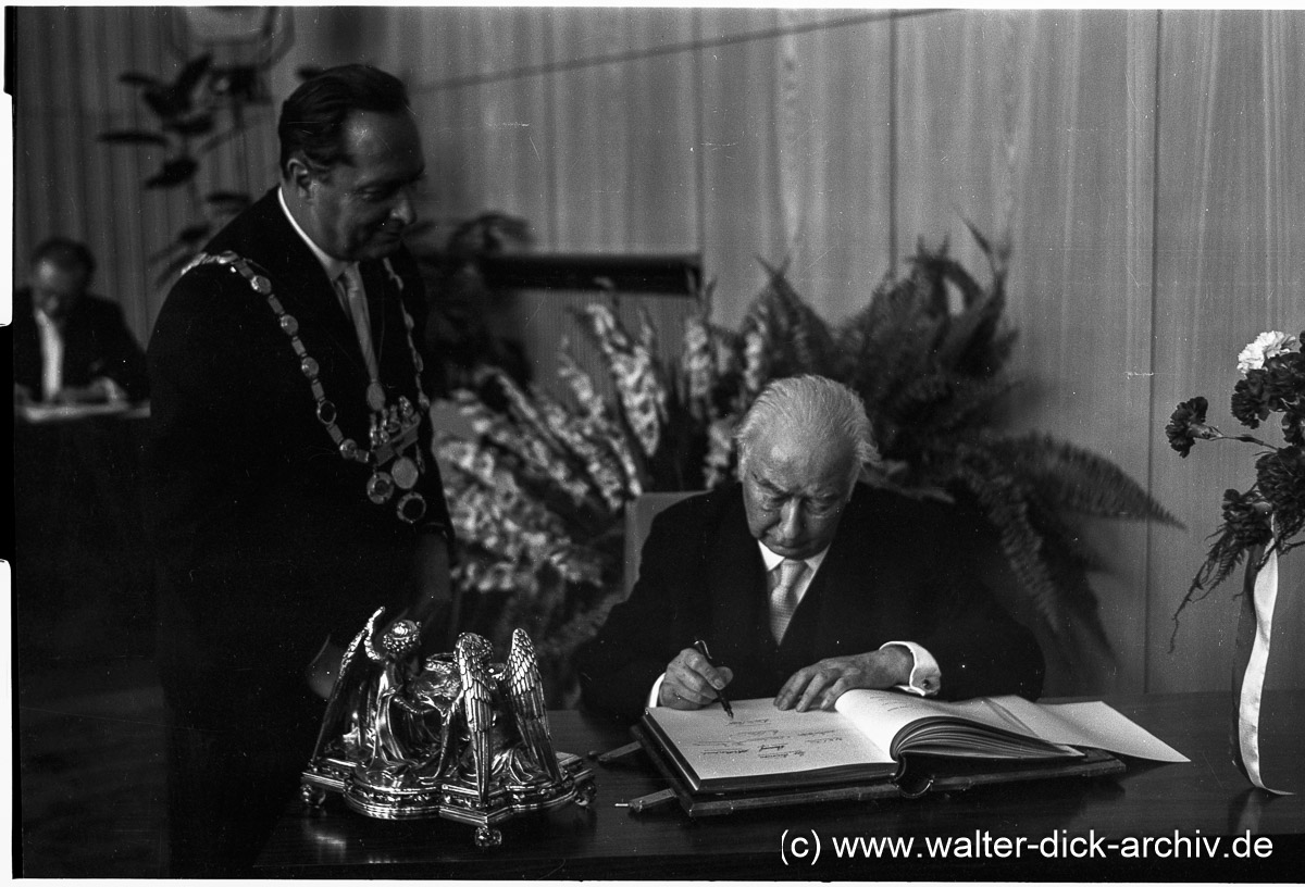 Der Eintrag in das Goldene Buch 1959