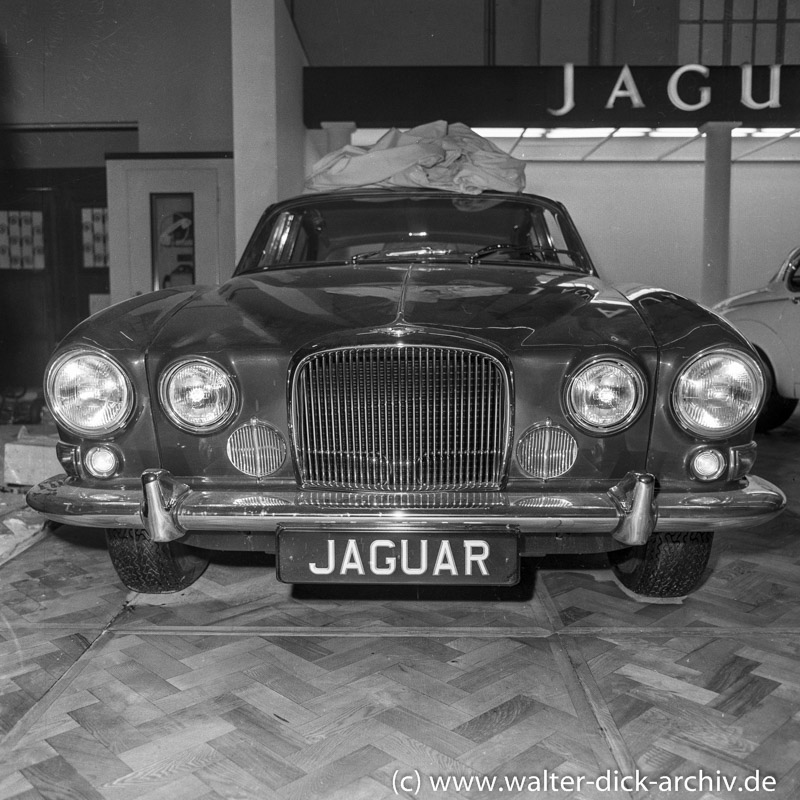 Jaguar Mark X auf dem Genfer Autosalon 1964