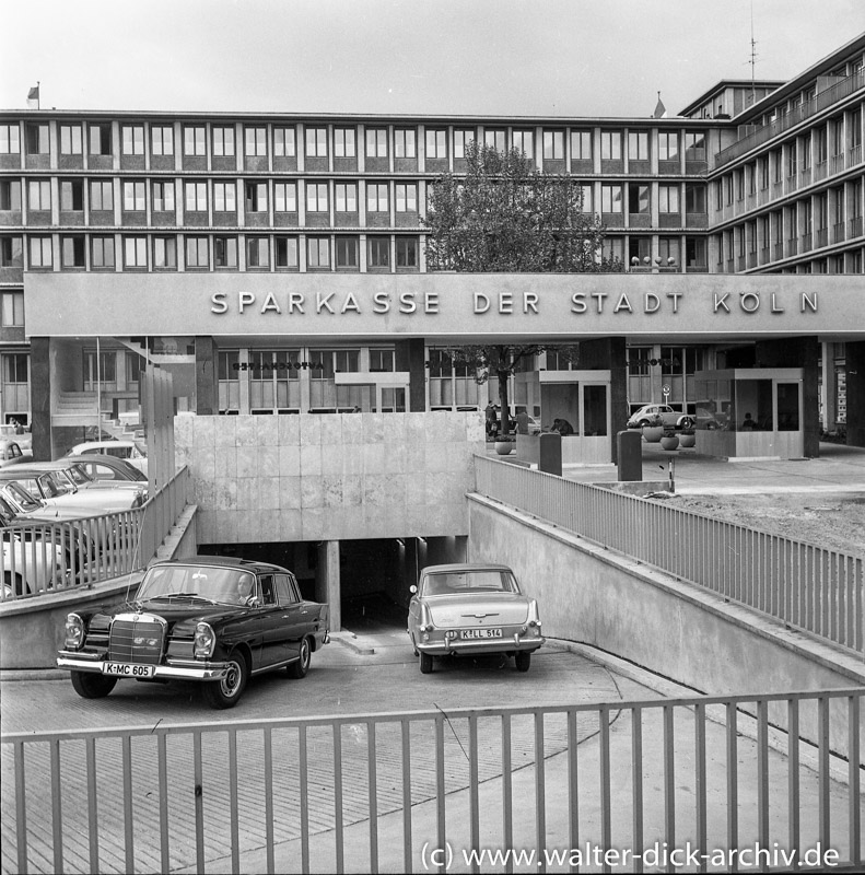 Autoschalter der Sparkasse und Tiefgarage 1961