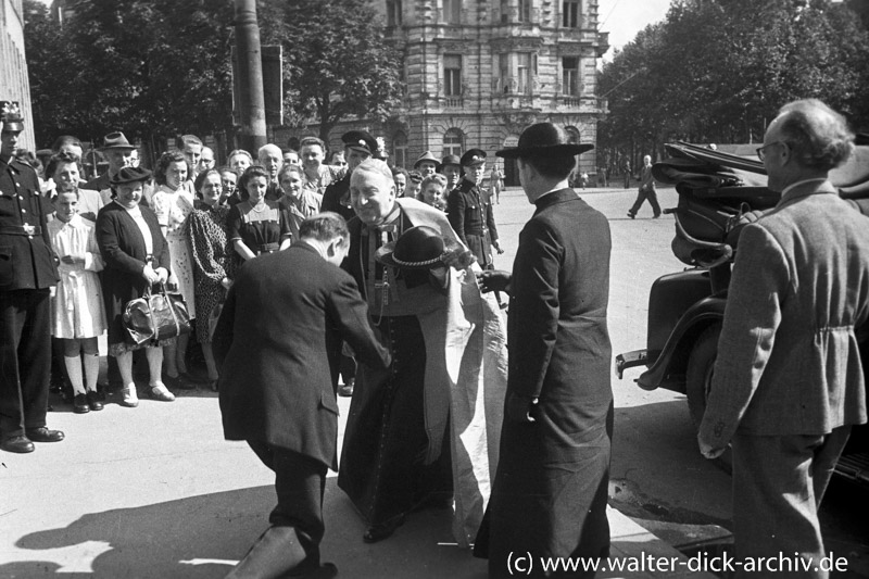 Kniefall vor dem Kardinal 1948