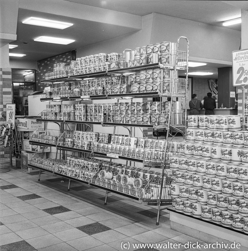 Konservenmassen im neuen Kölner Supermarkt 1957