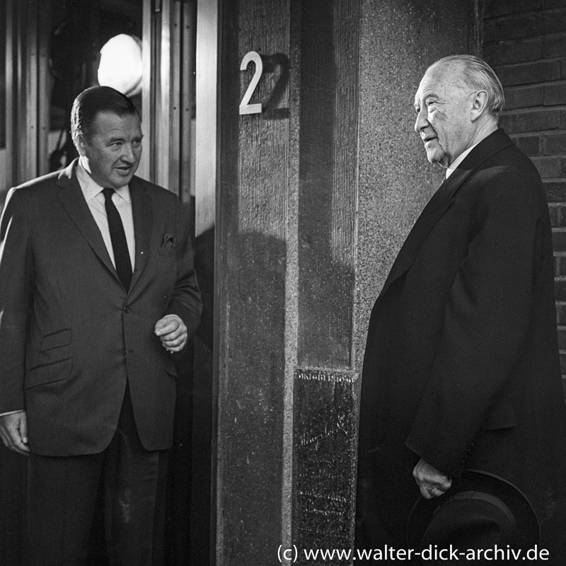 Henry Ford II begrüßt Konrad Adenauer am Eingang der Kölner Ford Werke