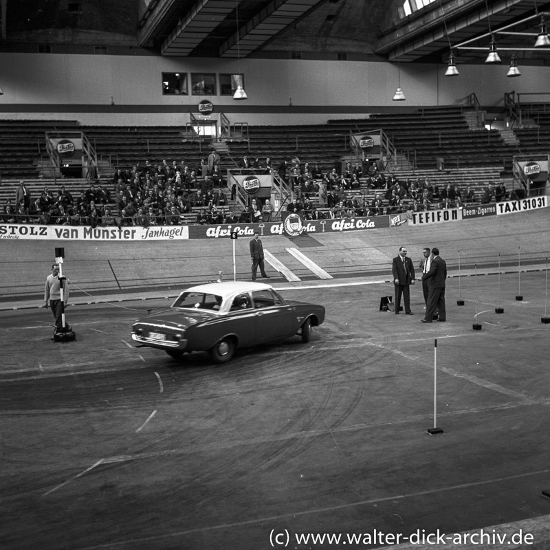 Präsentation des neuen Taunus 17 M (P3) in der Kölner Sporthalle