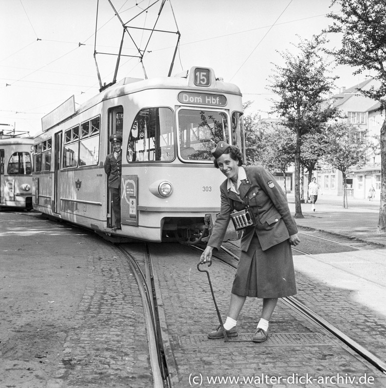 Vater fährt die Kölner Straßenbahn, aber die Ehefrau stellt die Weichen. 1957