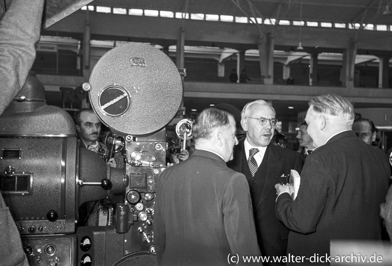 Photokina 1951 in Köln Ludwig Erhard im Gespräch mit Ausstellern