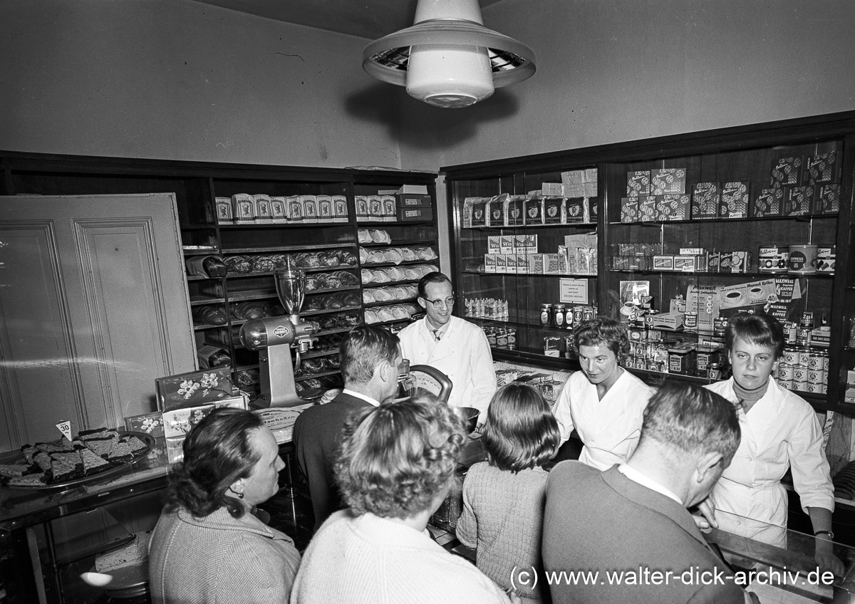 Im Verkaufsraum 1963