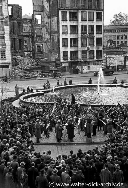 Demonstration vor dem Rathaus 1949