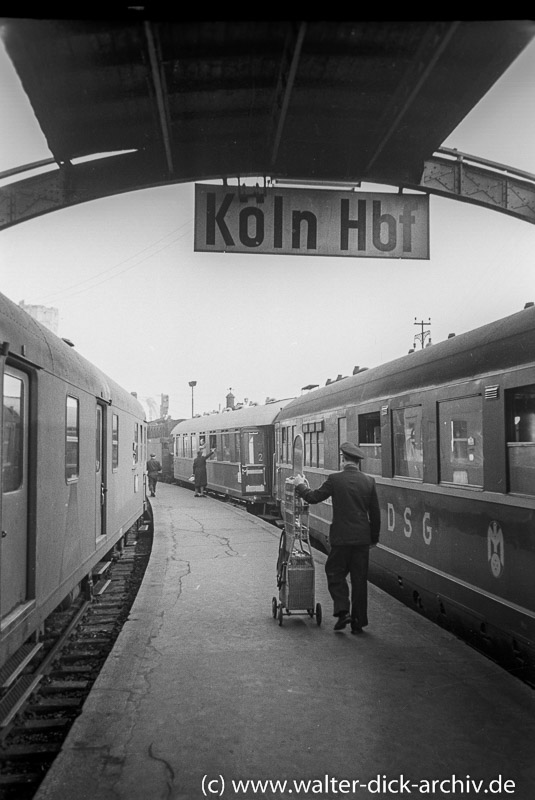 Vor der Ausfahrt im Hauptbahnhof 1954