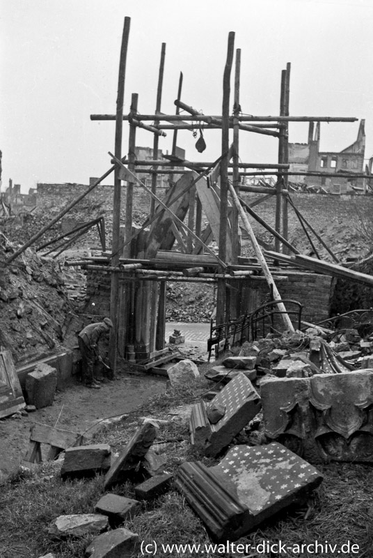 Wiederaufbau des Kölner Dreikönigenpförtchens 1946