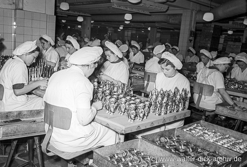 Weihnachtsmann-Produktion bei Stollwerck 1938