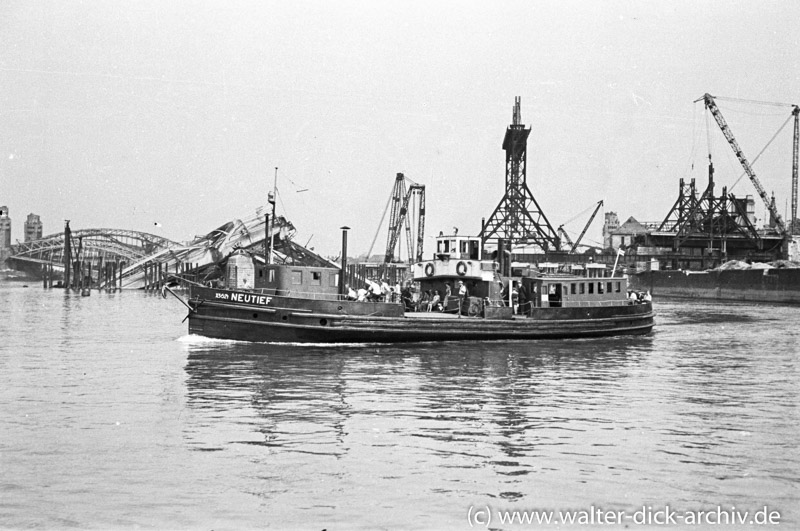 Fährschiff vor der zerstörten Deutzer Brücke