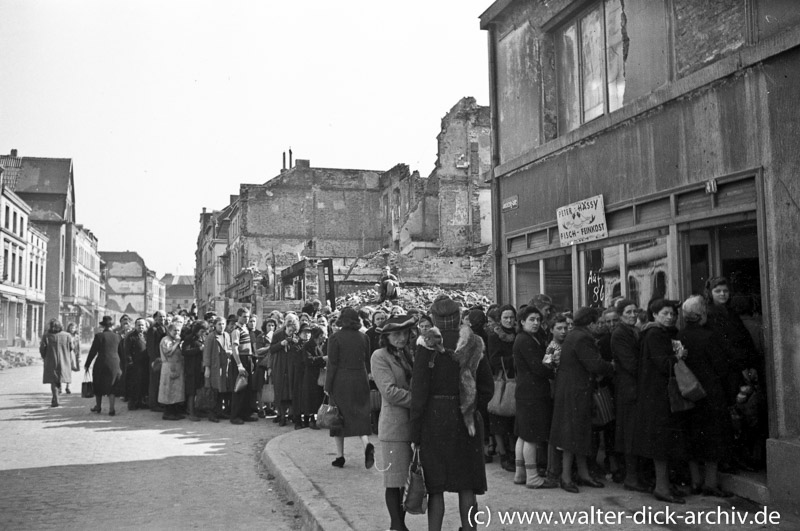 WDA016-016 Anstehen nach Lebensmitteln in Köln 1946