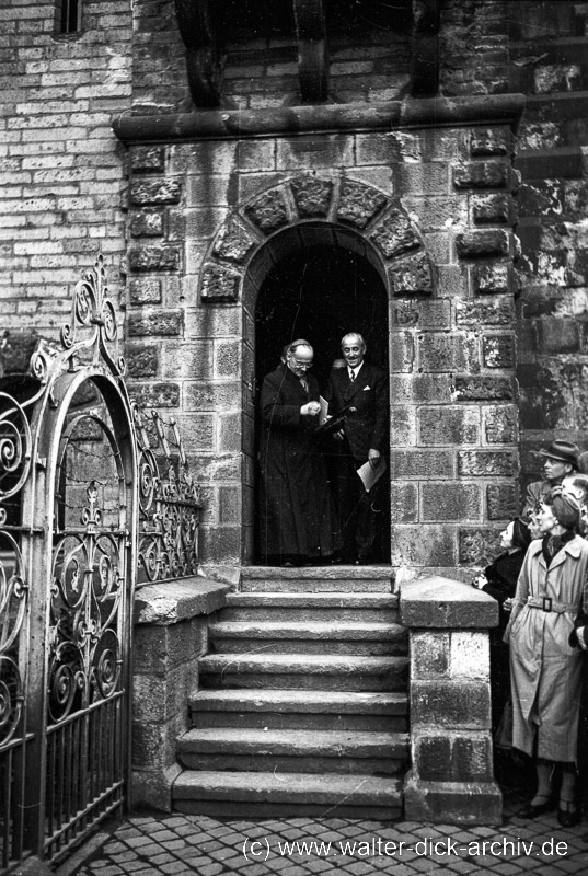 OB Hermann Pünder und Kardinal Josef Frings verlassen eine unbekannte Kirche 1946