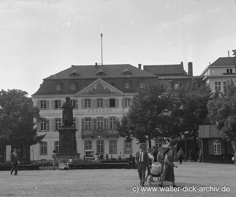 Postamt und Beethoven-Denkmal in Bonn 1964