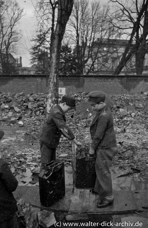 "Wertvoller Fund" Zwei Kölner Jungen haben Treibstoffkanister organisiert. 1946