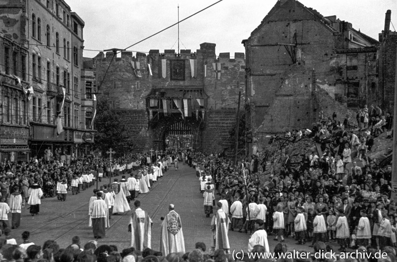 Die Kölner Fronleichnamsprozession vor dem Eigelsteintor