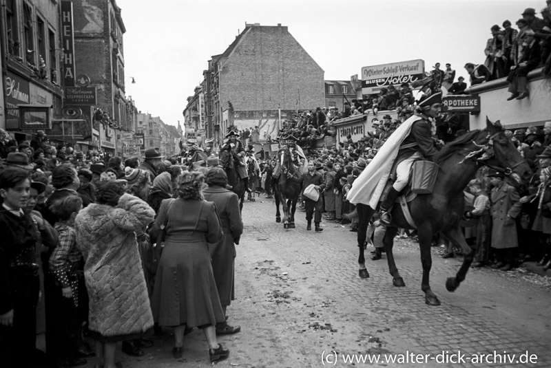 Berittene Ehrengarde beim Kölner Rosenmontagszug 1950