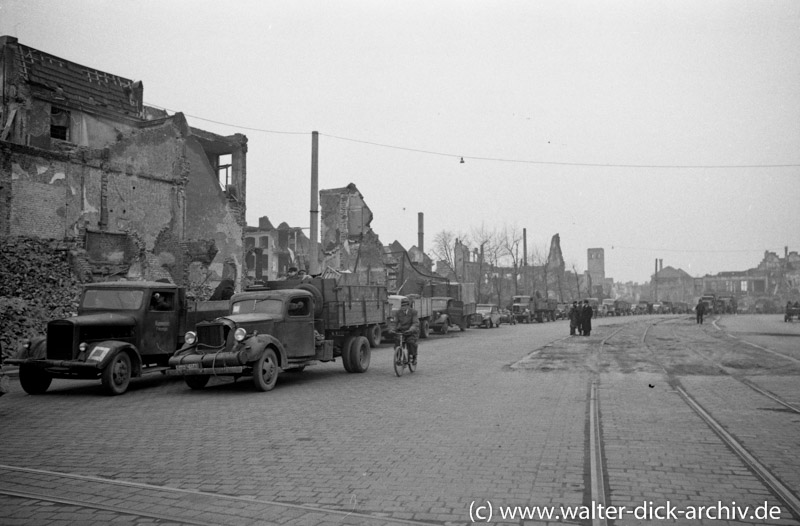 Verkehrsstau im Köln der Nachkriegszeit