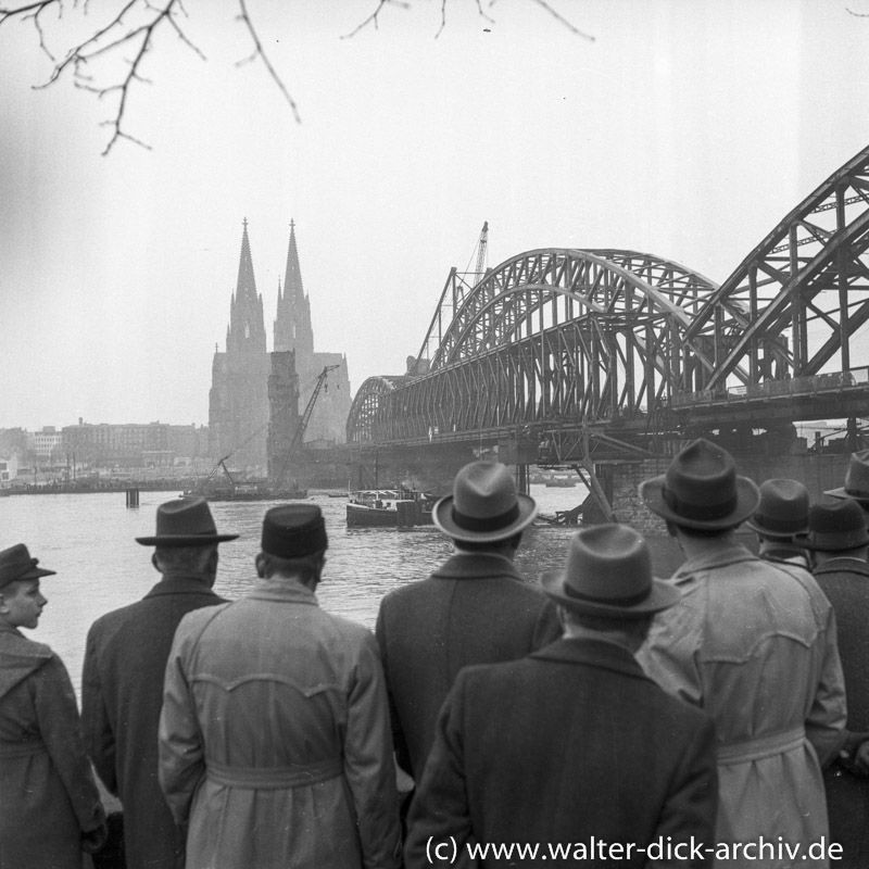 Wiederaufbau der Hohenzollernbrücke 1952