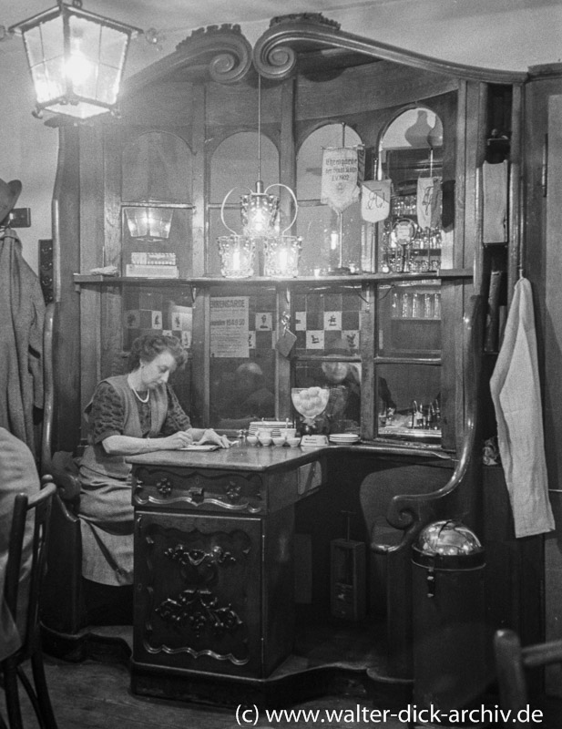 WDA1009-003 "Thekenschaaf"- der Arbeitsplatz der Wirtin 1948